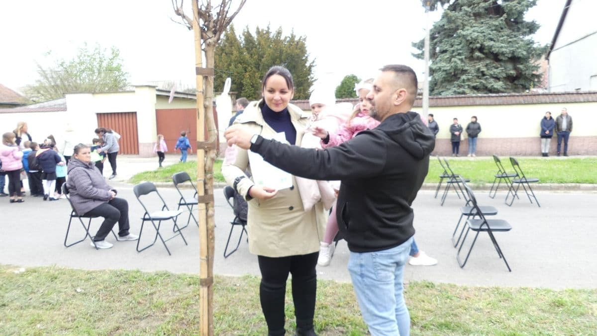Ünnepi faültetéssel köszöntötték a 2025-ben született gyermekeket Bácsalmáson – fotók