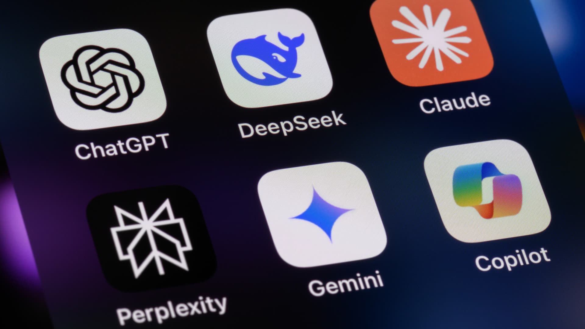 Kiderült, miket vallanak be az emberek a chatbotoknak – Drasztikus lépésre szánták el magukat a fejlesztők