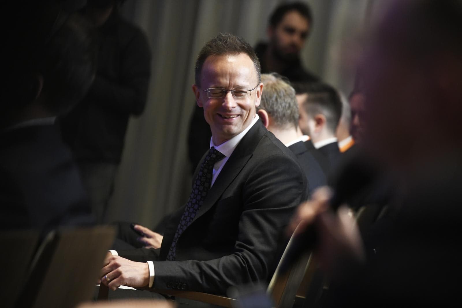 Szijjártó Péter szerint Magyarországon jóval brutálisabb a politika, mint kellene, de Orbán Viktor poloskázós beszéde csak egy „jelenségről” szólt
