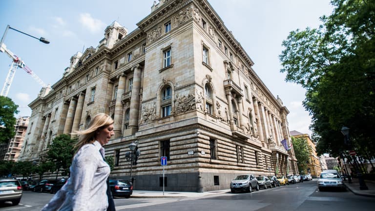Új szakaszba lépett az MNB-botrány nyomozása, 17 helyszínen csaptak le a hatóságok