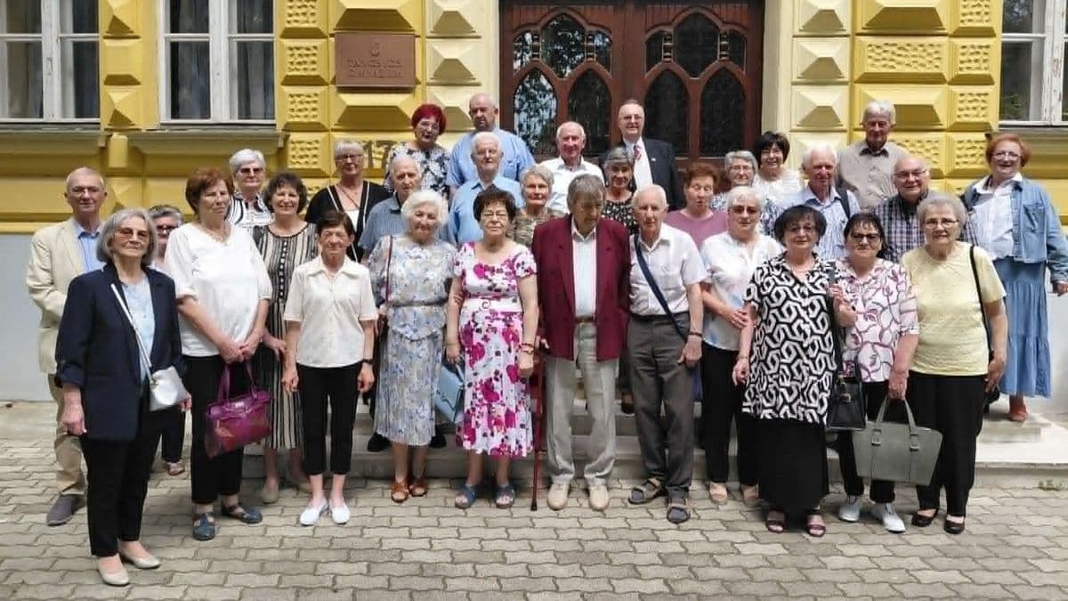 Minden megváltozott, 100 lány érkezett az iskolába.... – 60 év után találkozott újra a Táncsics gimnázium első, koedukált évfolyama