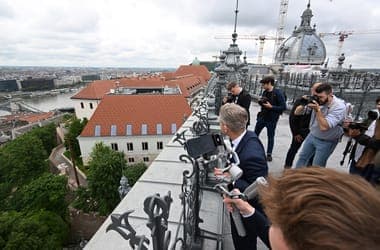 Több száz gyermekvédelemben élő fiatalt hívott meg Magyar Péter gyereknap alkalmából Rogán Antal egykori luxusminisztériumába