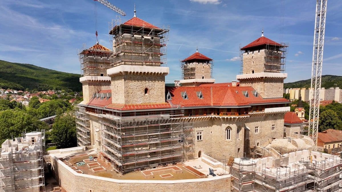 Beemelték a Diósgyőri vár tornyának tetejét – fotók!