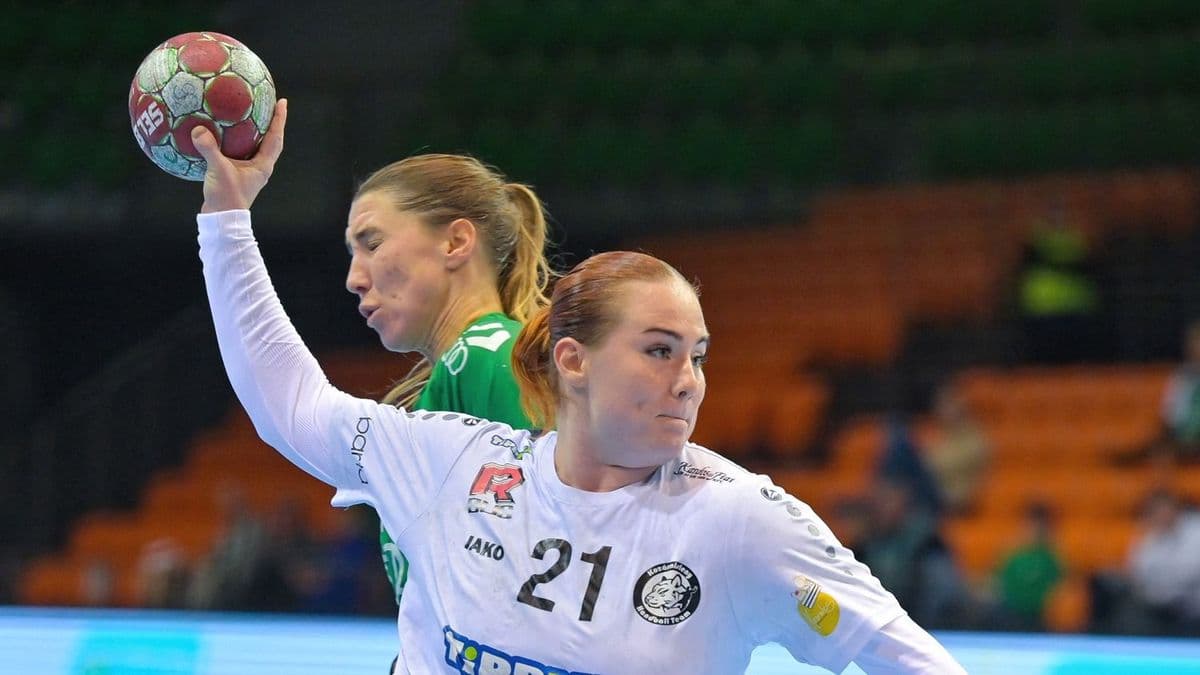 Tizennyolc percen át tartották a dobogóst