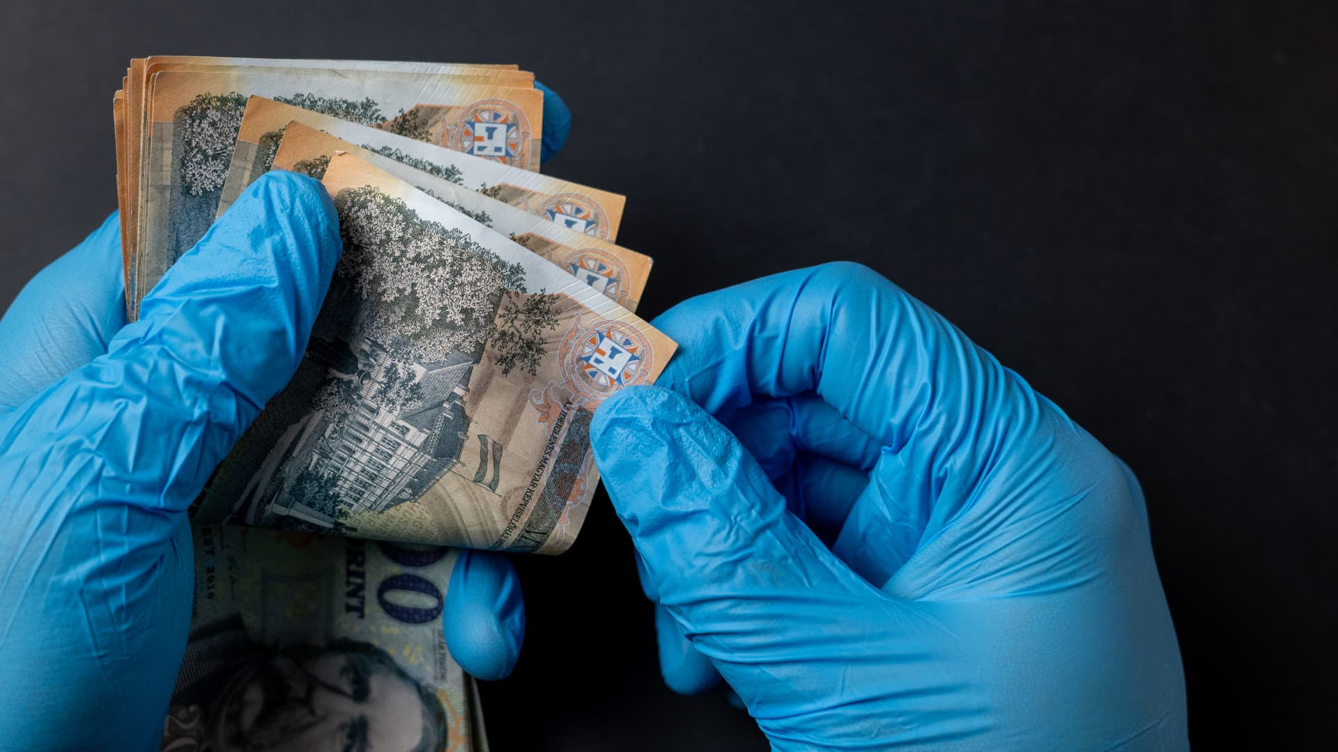 360 közelében indítja a napot a forint, minden szem Iránra szegeződik