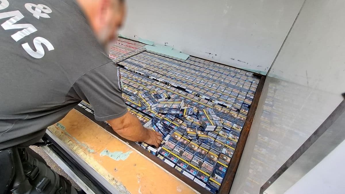 Több mint 4500 doboz cigarettát rejtettek a furgon padlója alá az M1-esen - fotók
