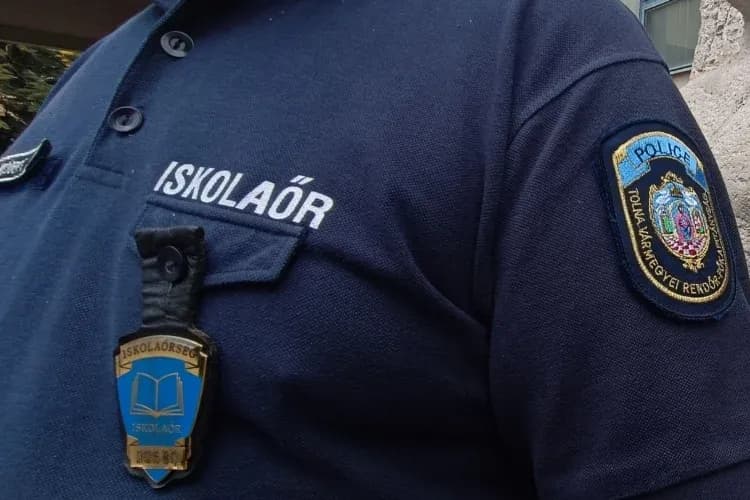 Tarkójánál fogva a földre lökött egy kilencéves gyereket egy iskolaőr Poroszlón