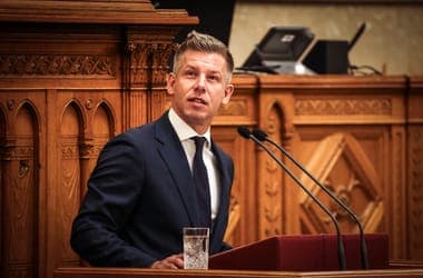 Magyar Péter bejelentette: A magyar történelem egyik legnagyobb vasútfejlesztési programjáról döntöttek