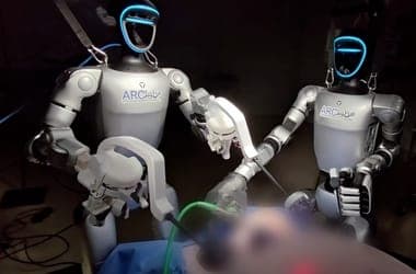 A világon először végeztek el egy teljes műtétet robotokkal – videó