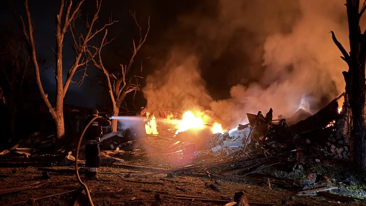Kamikaze drónokkal támadtak az oroszok, tűz ütött ki egy bevásárlóközpontban - videó