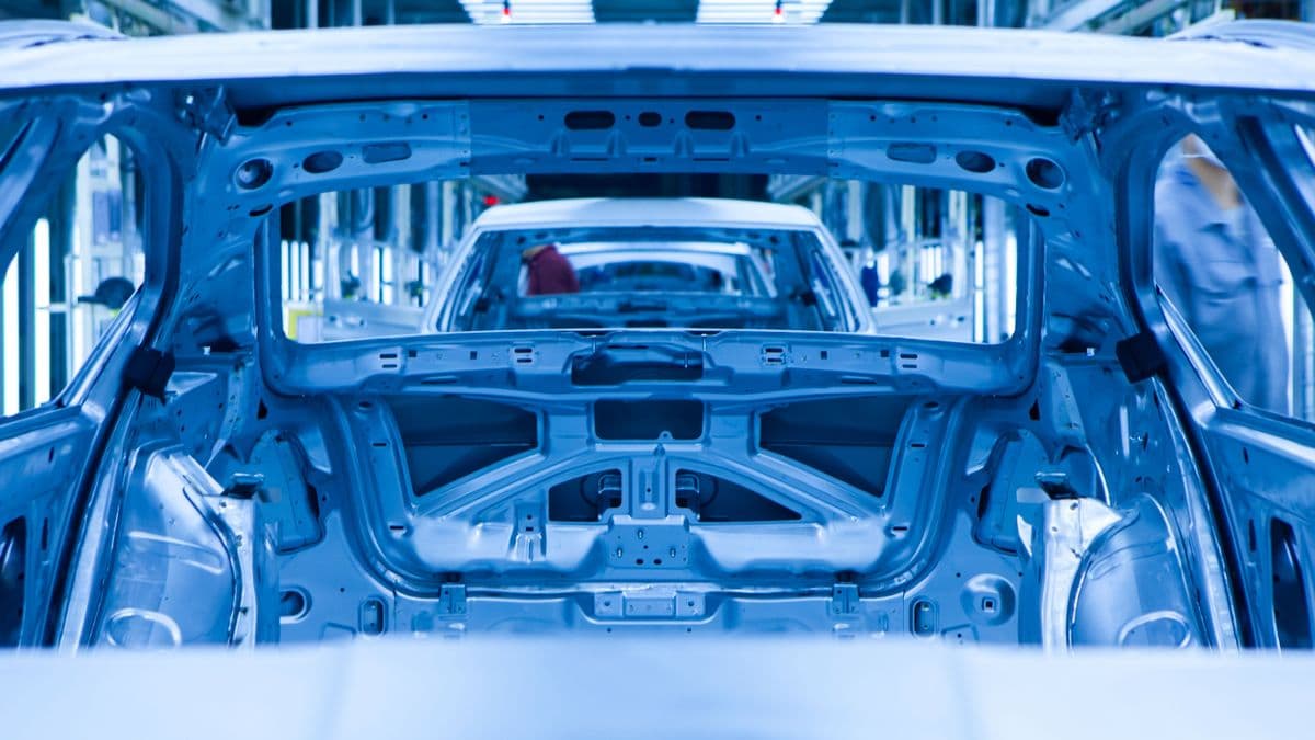 Csoda történt a szomszédban: a gyárbezárások és a teljes bezuhanás után állt fel a nemzeti autómárka – bejött a Dacia csodafegyvere, a kínaiak nem értik, mi történik