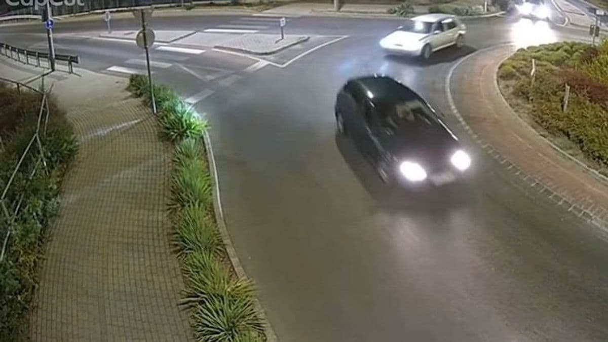 Rángatták a kéziféket a körforgalomban, a lakók rájuk hívták a rendőröket + videó