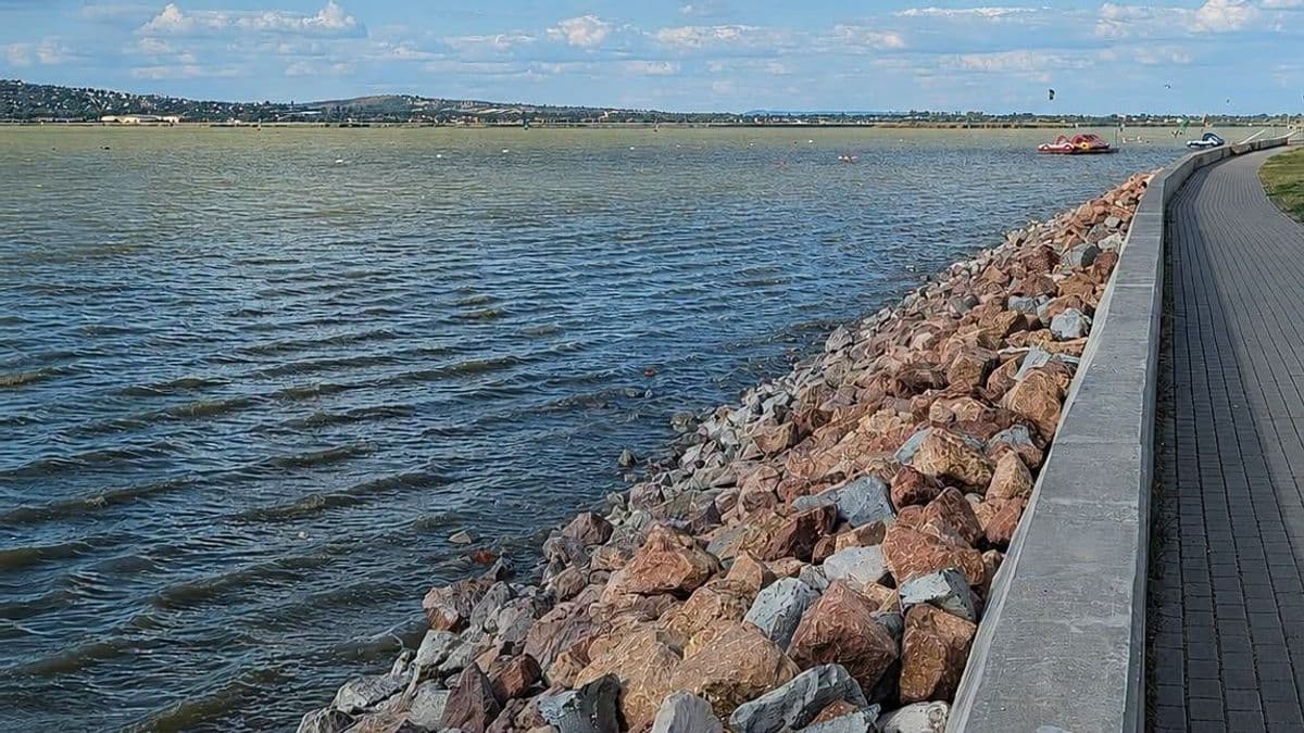 Fürdőzési tilalom lépett életbe a strandon – túl alacsony a Velencei-tó vízszintje