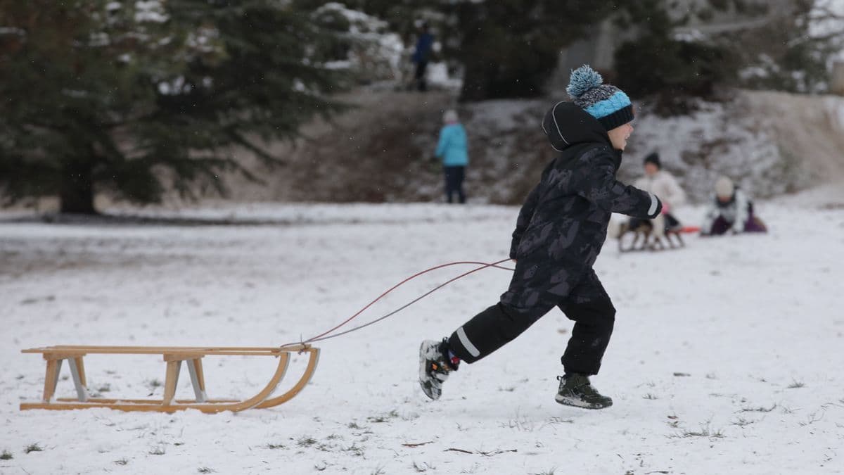 A cseles magyar megoldja a szánkó-és hólapáthiányt, jöhet az autó és a szennyes