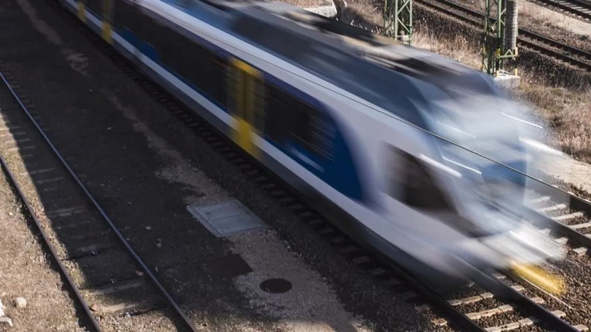 Vonatgázolás bénítja meg a székesfehérvári vonalat: káosz, kimaradások, órás késések