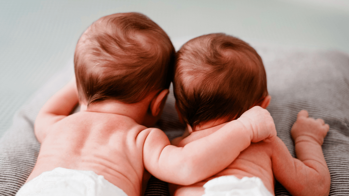 „Én csak az anyjuk akarok lenni, nem egy nővér” - teljesen összetört népszerű énekesnő ikerlányai betegsége miatt