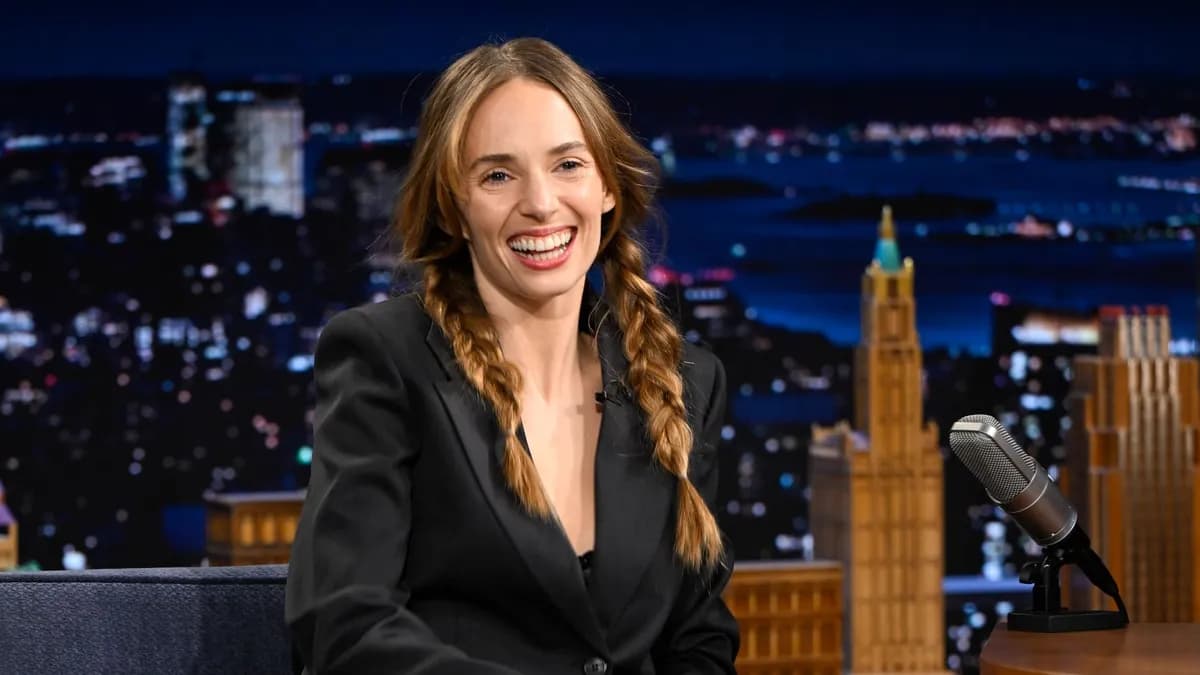 Miből lett a cserebogár? Ethan Hawke helyett már lányától, Maya Hawke-tól kérnek autogramot