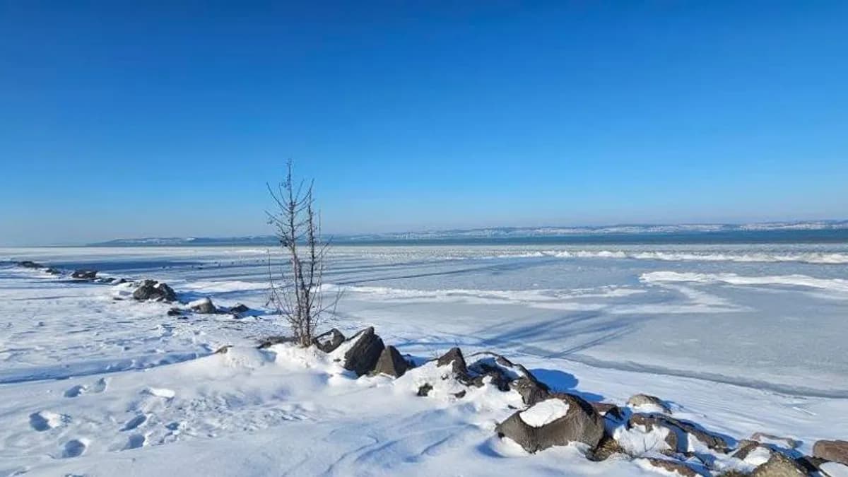 Kilenc év után először fagyott be teljesen a Balaton, de vajon rá lehet menni a jégre?
