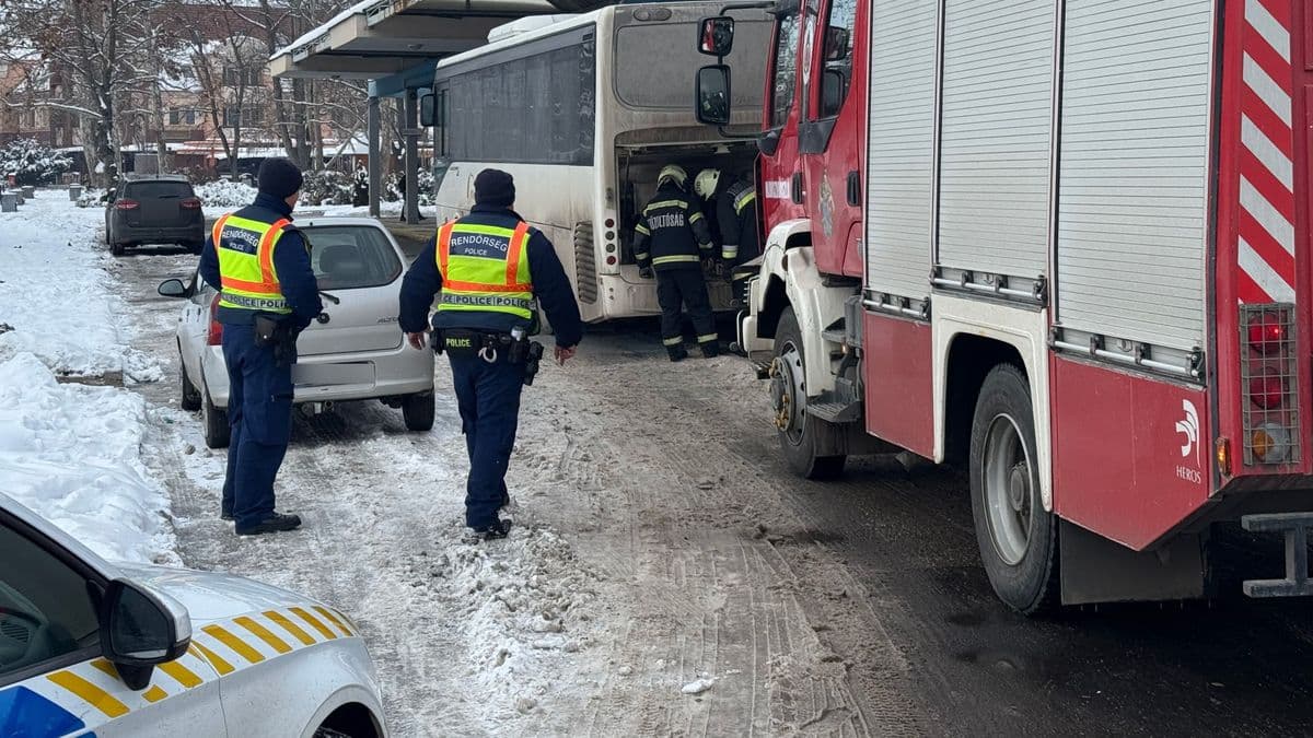 Utasokkal a fedélzetén gyulladt ki egy busz Hajdúszoboszlón – fotókkal, videóval
