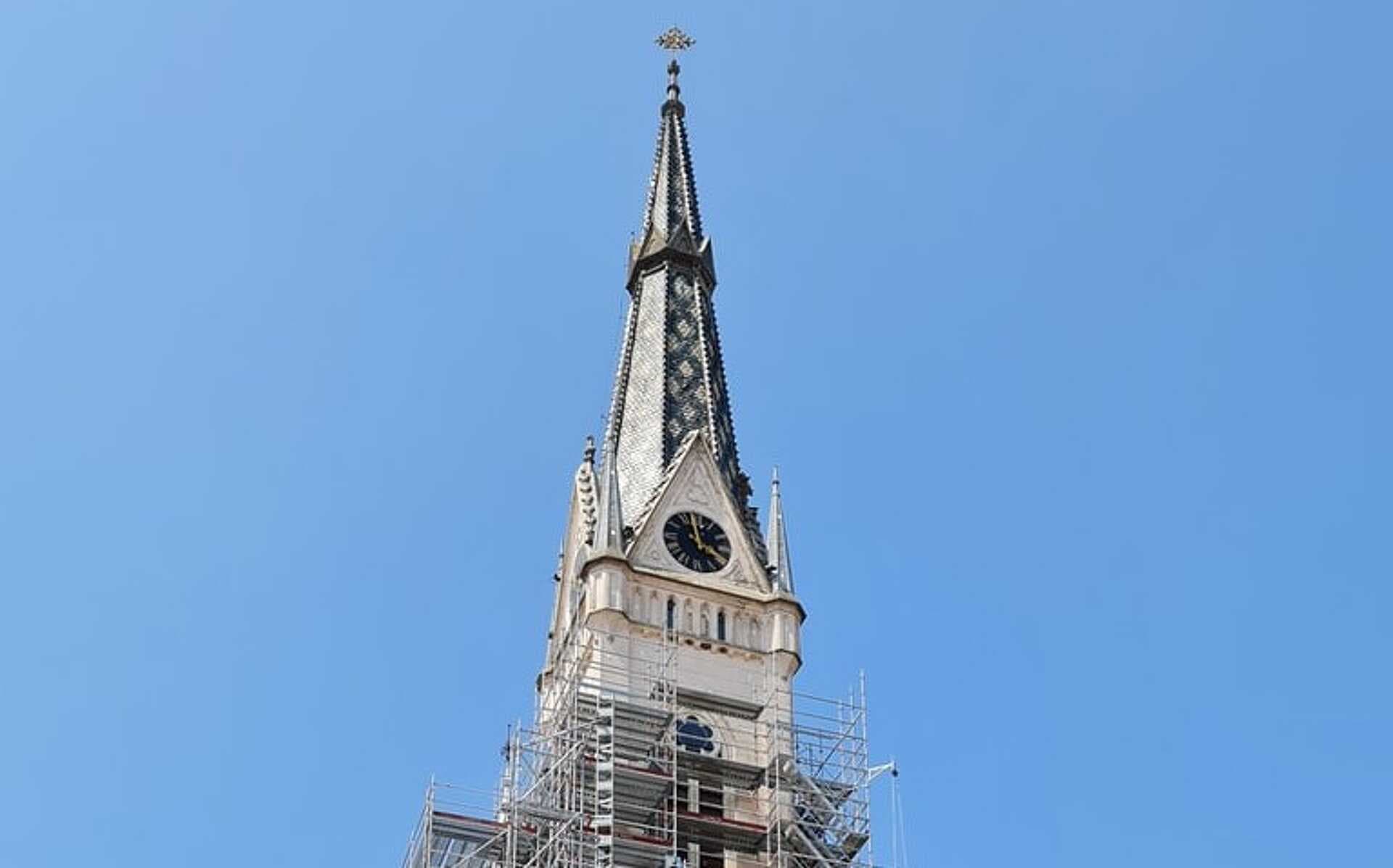 Végleg lebontják az állványzatot a kőszegi Jézus Szíve templom tornyáról