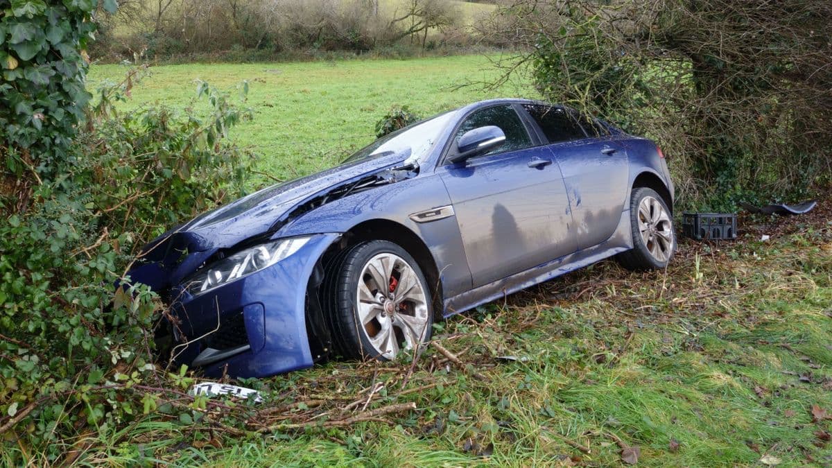 Pechszéria vagy karma? Ellopta a kocsit, átadta a kormányt, majd árokba csapódtak