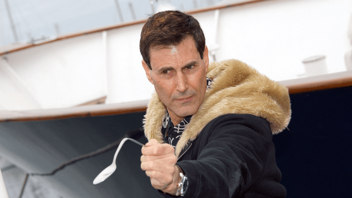 Uri Geller figyelmeztet: a televízió felkészítette az emberiséget a idegenek érkezésére