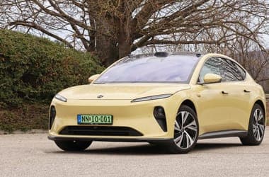 Ide a percek alatt cserélhető aksikkal! Teszten a Nio elektromos szedánja és SUV-ja