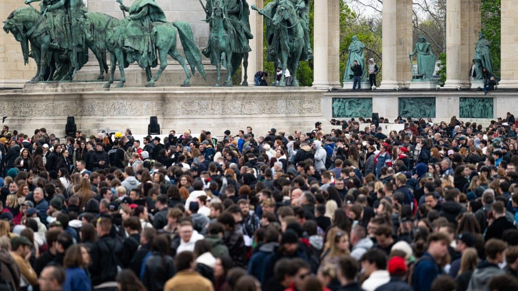 Rendszerbontó Nagykoncert: Bulizók is beálltak szemetet szedni az esemény után