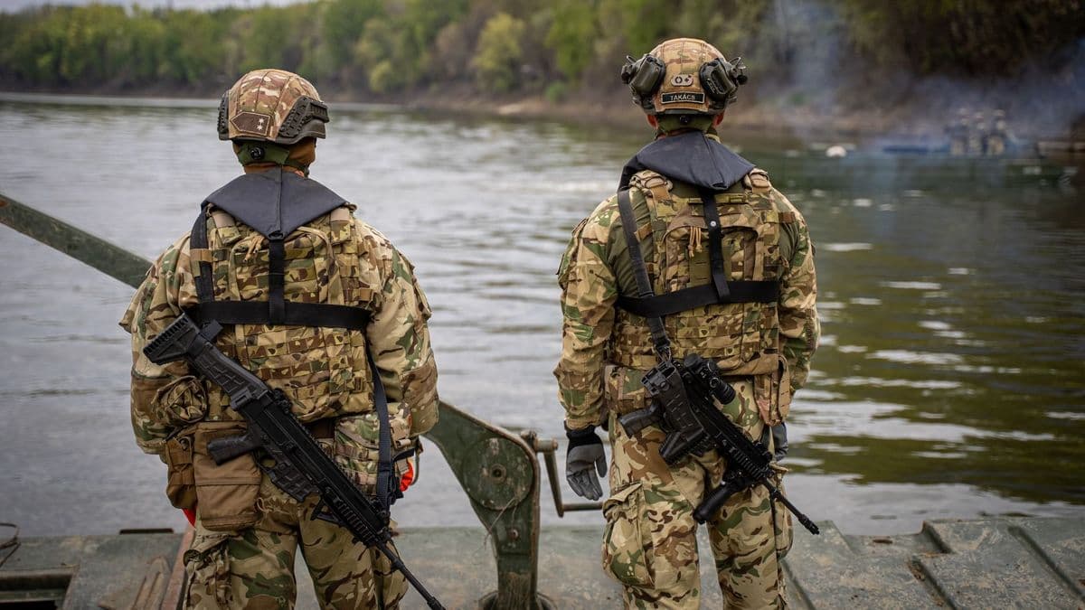 Hatalmasat csobbant a monstrum: különleges erők jelentek meg a szentesi Tisza-parton