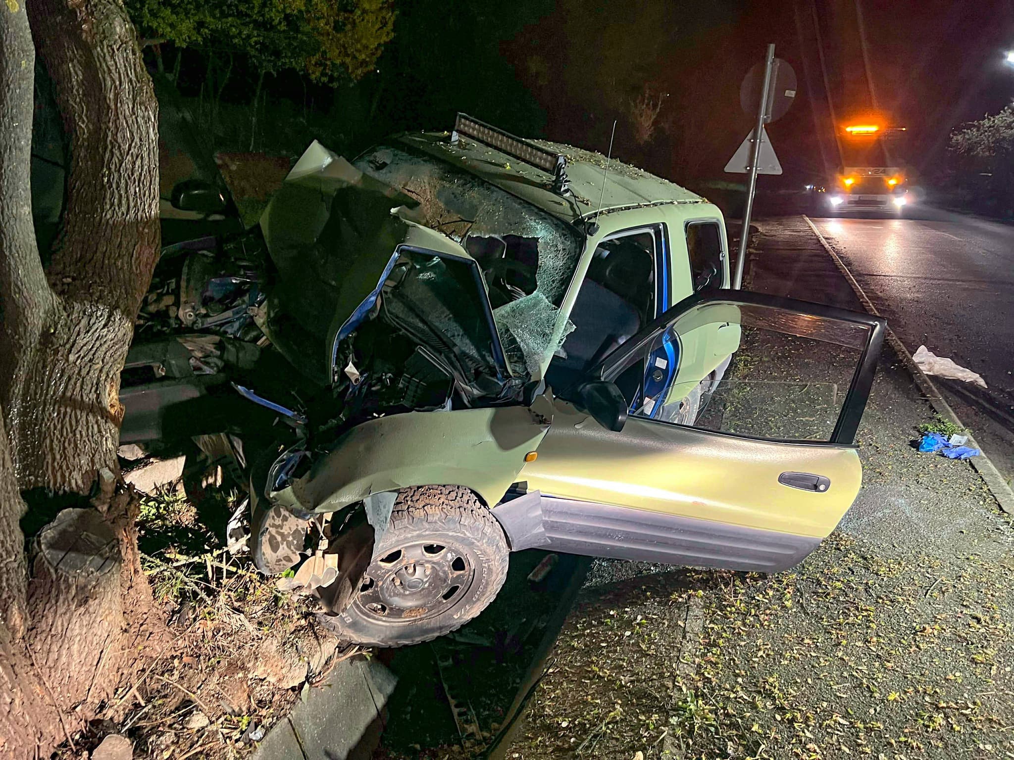 Autóbaleset Miskolcon: Tűzoltók mentették ki az utasokat