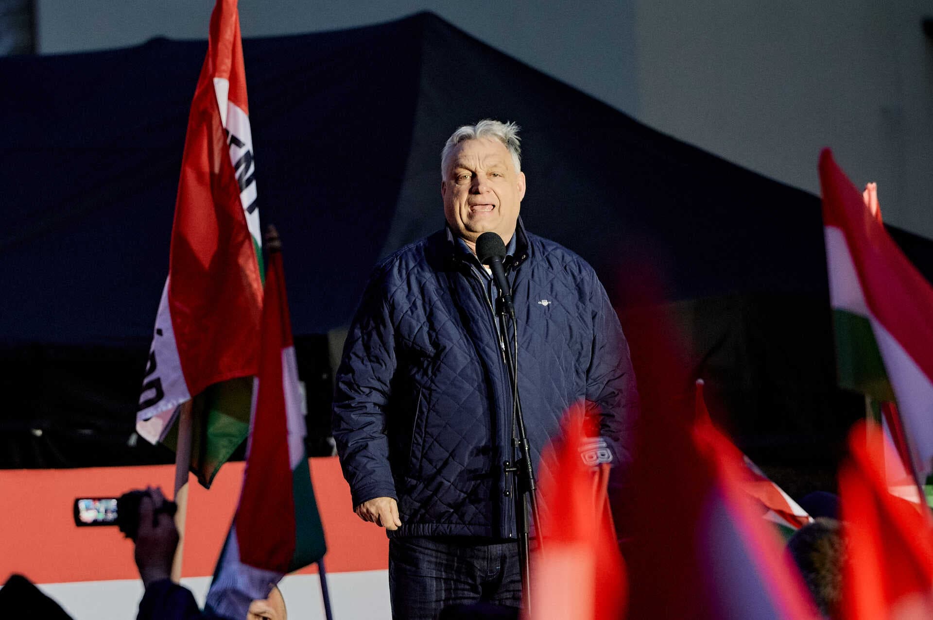 Orbán meghirdette az "egymillió kézfogás napját"