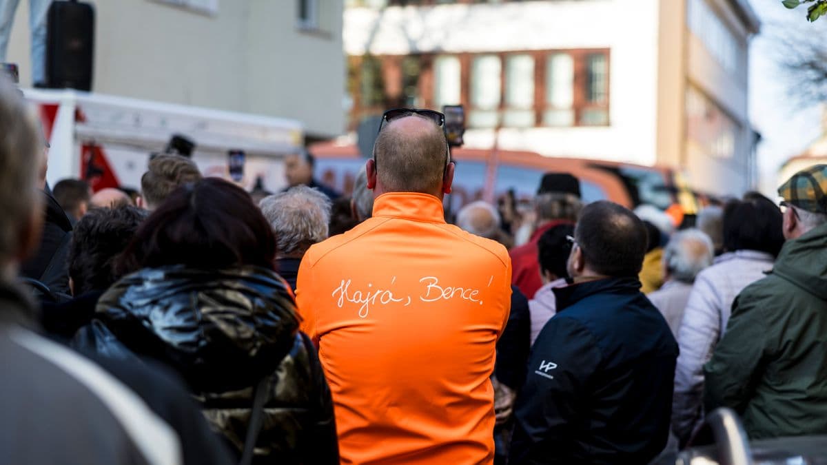 Tiszás giga ellentüntetés: egyetlen ember tiltakozott a kampánybusz ellen + videó