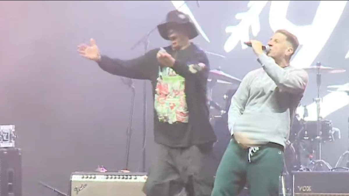 Szeméremsértés miatt feljelentették a heréző rappert