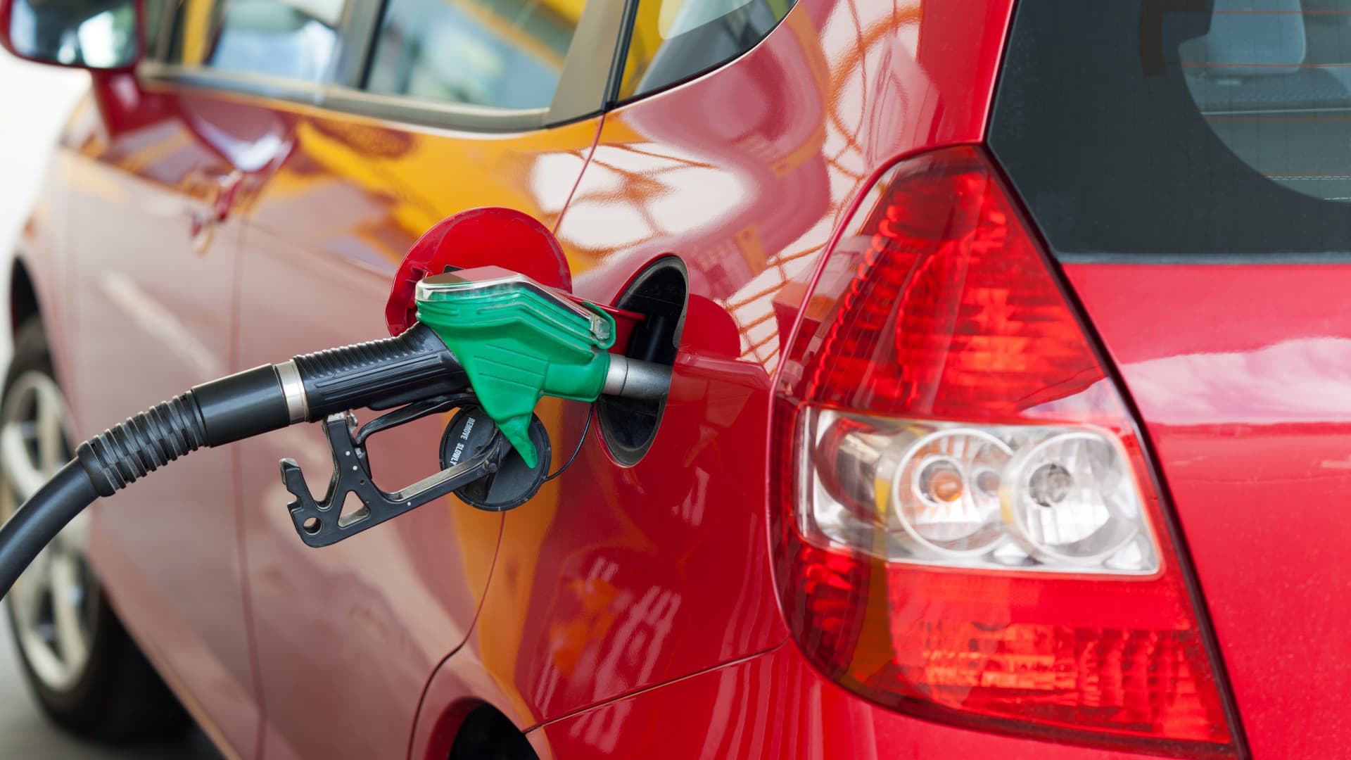 Megjött a döntés: így változna holnap a benzin ára