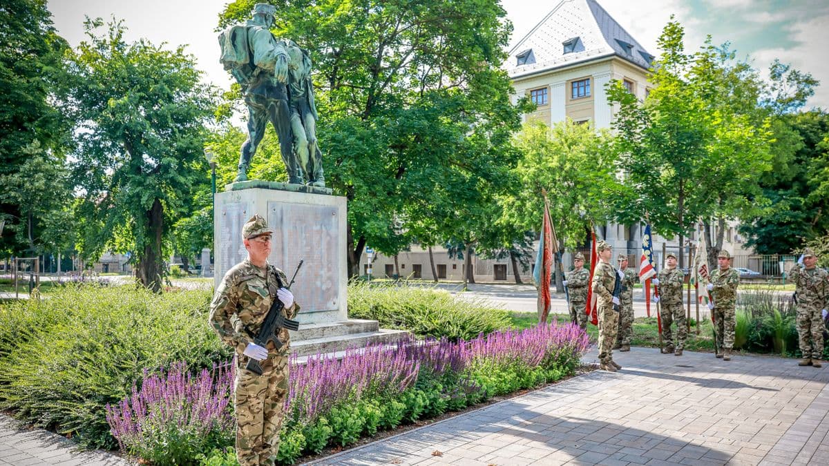 „A béke nem magától értetődő” – Katonai tiszteletadással emlékeztek Szekszárd hőseire (galéria)