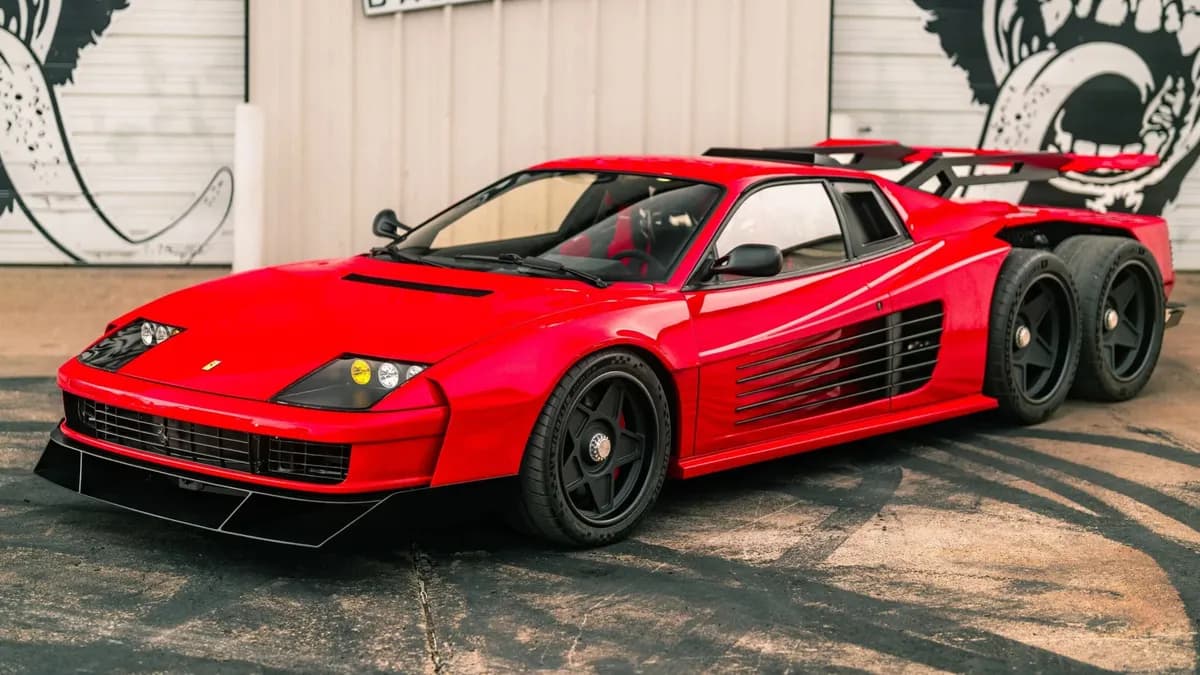 Ilyet még biztos nem látott: elkészült a hatkerekű Ferrari!