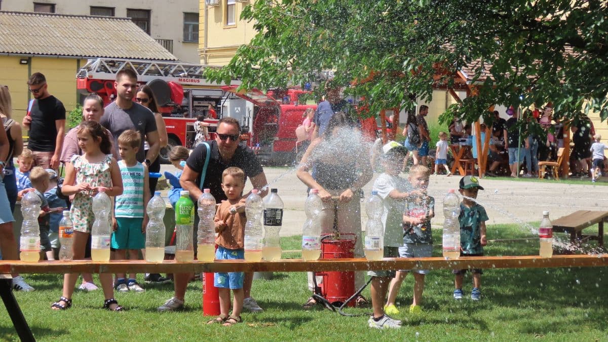 Gyermeknapon megnyílt a szentesi tűzoltóság kapuja a gyerekek előtt - videóval