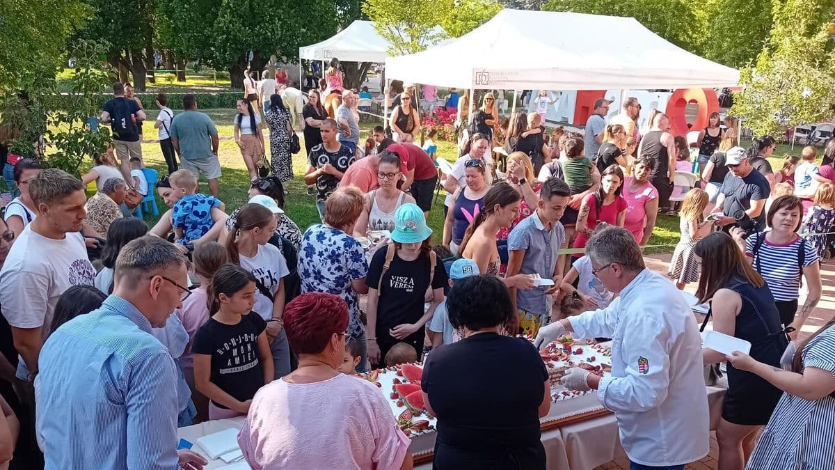 Hatszáz szelet boldogság: a gyermeknapi tortát imádták, élményeket is gyűjtöttek az Árpád-kertben – fotók