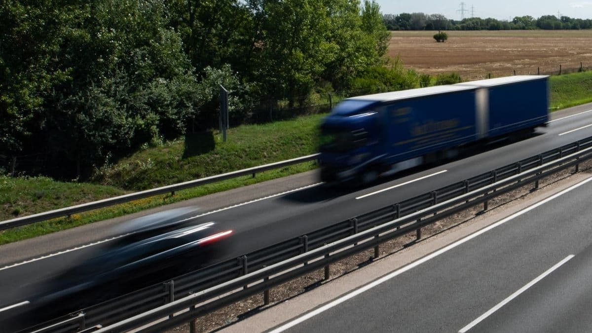 A külső sávban vesztegel egy kamion az M1-esen