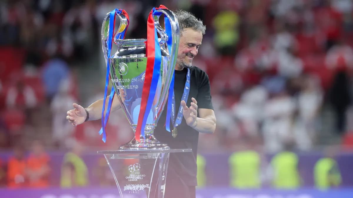 Fotó: a BL-győztes Paris Saint-Germain üzenetet hagyott maga után a Puskás Arénában