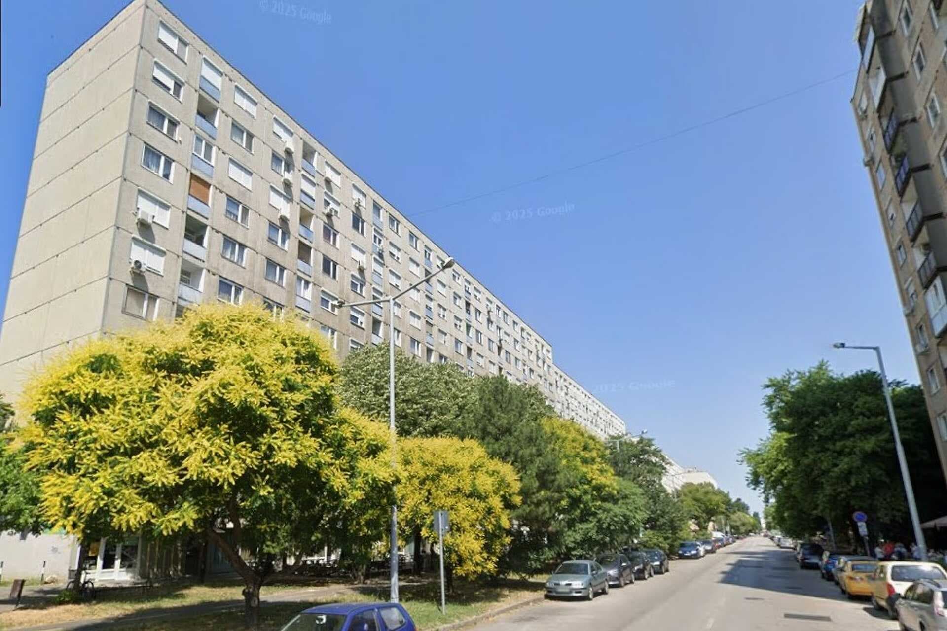 Hat rendőrautó, mentő és a bilincsben elvitt férfi – végül kiderült, mi történt a győri lakótelepen