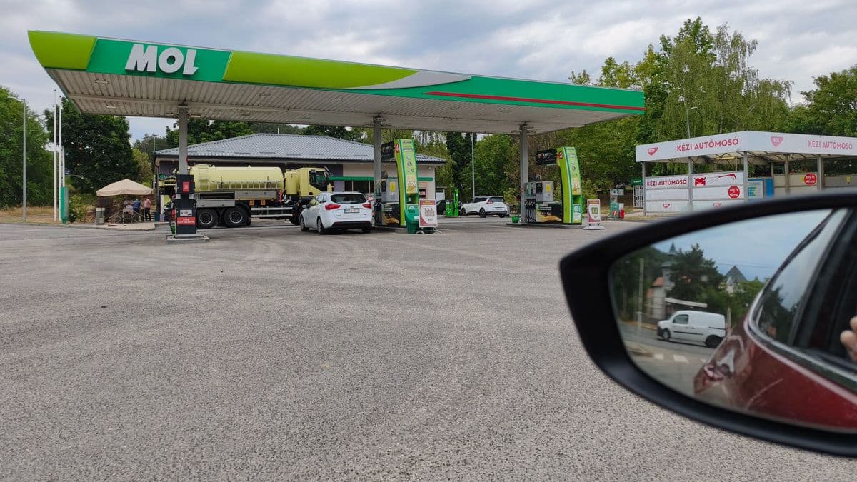 Ilyen nincs, újabb üzemanyagár-emelést jelentettek be: egyre jobban a védett árak felett járunk – kiderült, mit lépnek a kutak
