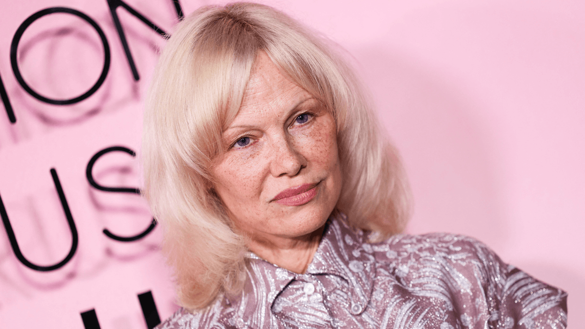 Áttetsző ruhában mutatta meg új oldalát Pamela Anderson