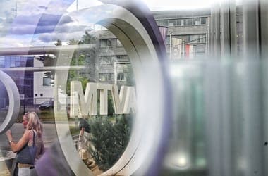24.hu: Elsöprő volt a népharag a közmédiában az M1 Híradó új főszerkesztőjének és műsorvezetőjének kinevezése után