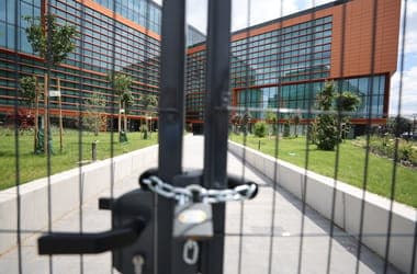 A kormány szerint nem csak a kifizetett vételár jár vissza a Bayertől a zuglói irodaszörny miatt