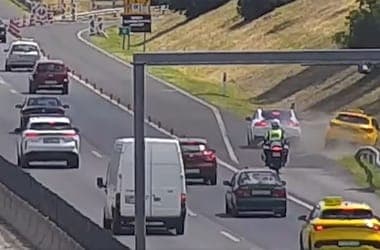 Videón egy furcsa baleset: a Hungaroring VIP sávját használó taxit ütött ki egy autós