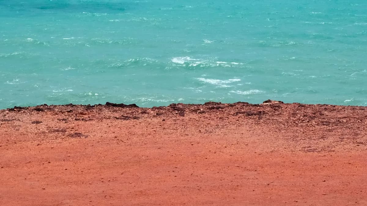 Mesébe illő vörös homokos tengerpartok