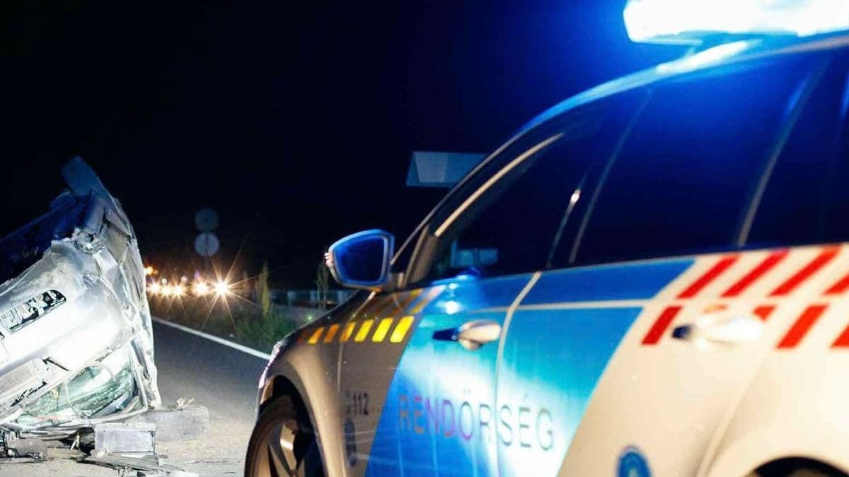 Kigyulladt egy személyautó az M6-os autópályán, Szekszárdnál