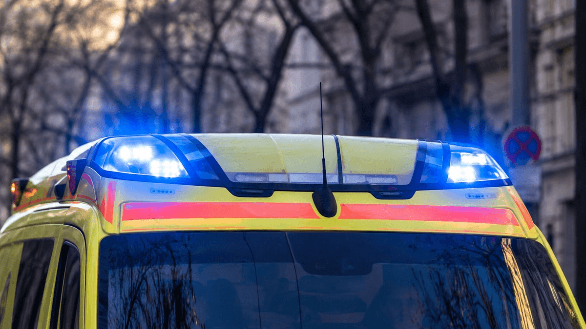 Megdöbbentő baleset: repülő csapódott a járművek közé – videóval