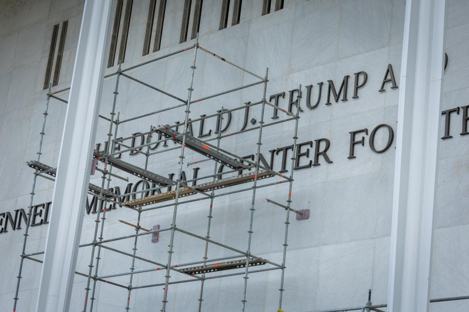 Döntött az igazgatótanács, újra feltüntetik Donald Trump nevét a washingtoni Kennedy Center homlokzatán